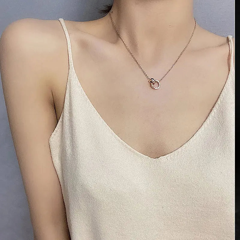 Collar de mujer con colgante de números romanos de diseño clásico