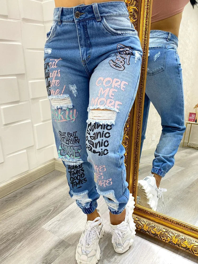 Jeans de mujer rasgados con bolsillos inclinados y estampado de letras 2024